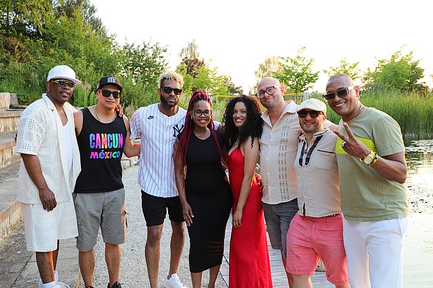 Die Diashow zeigt Eindrücke vom Salsa-Abend am Eckert Beach. Zu sehen sind tanzende Paare, Besucherinnen und Besucher im Publikum sowie die stimmungsvolle Atmosphäre der Veranstaltung am Abend.
