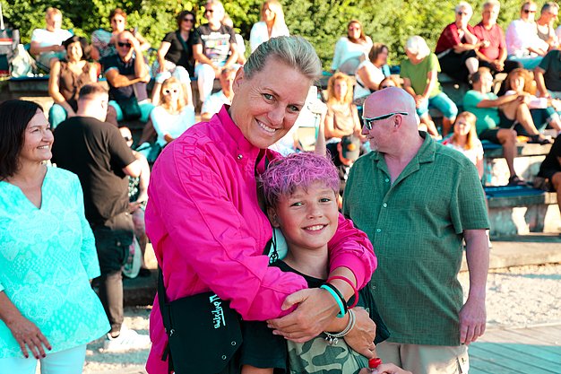 Gäste genießen gemeinsam die ausgelassene Atmosphäre bei der 80er-Jahre-Party am Eckert Beach.
