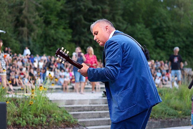 Die Bilder zeigen Eindrücke der Rock-Nacht am Eckert Beach. Zu sehen sind die Live-Auftritte der Bands Rusty Road Runners und ACBarbingCity´25, zahlreiche Besucherinnen und Besucher vor der Bühne sowie die sommerliche Atmosphäre am Strand. In beiden Bands stehen auch Dozenten der Eckert Schulen auf der Bühne. Die Aufnahmen zeigen Musiker, Publikum und die stimmungsvolle Beleuchtung während des Open-Air-Konzerts.