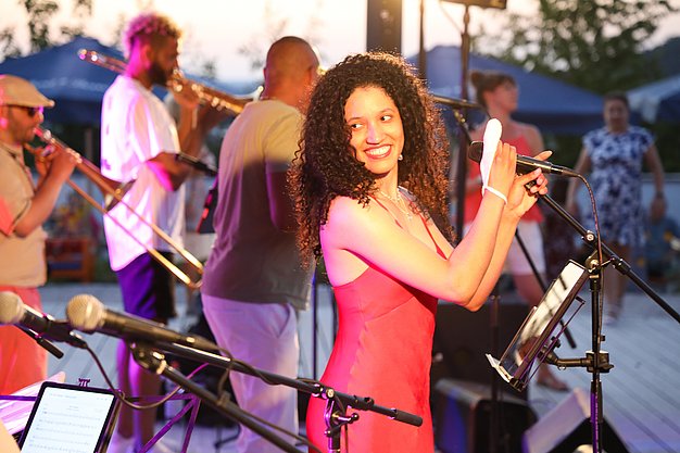 Die Diashow zeigt Eindrücke vom Salsa-Abend am Eckert Beach. Zu sehen sind tanzende Paare, Besucherinnen und Besucher im Publikum sowie die stimmungsvolle Atmosphäre der Veranstaltung am Abend.