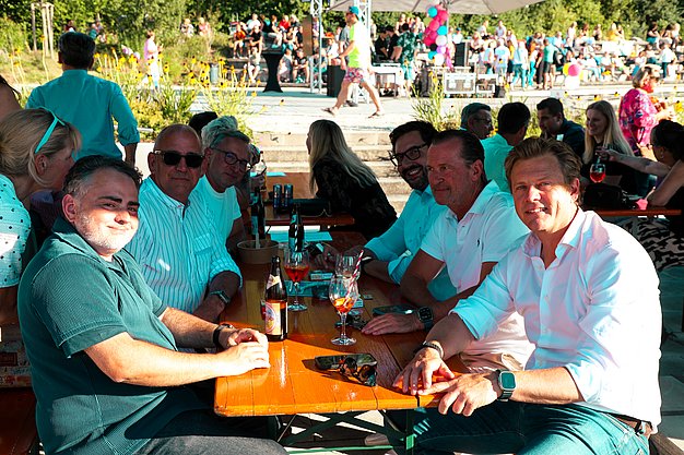 Gäste genießen gemeinsam die ausgelassene Atmosphäre bei der 80er-Jahre-Party am Eckert Beach.
