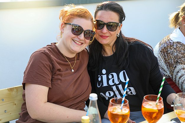 Die Bilder zeigen Impressionen der Notte Italiana am Eckert Beach mit Live-Musik von I CANTAUTORI, zahlreichen Gästen, sommerlicher Atmosphäre, italienischen Spezialitäten sowie entspannten und ausgelassenen Momenten am Wasser.