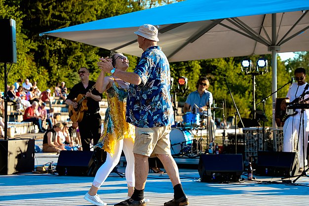 Impressionen vom zweiten Eckert Beach Event am Campus Regenstauf: Die Band Primetime Deluxe sorgt bei sommerlicher Atmosphäre für Livemusik, gute Stimmung und einen gemeinsamen Abend mit zahlreichen Gästen zugunsten von Mütter in Not e.V.