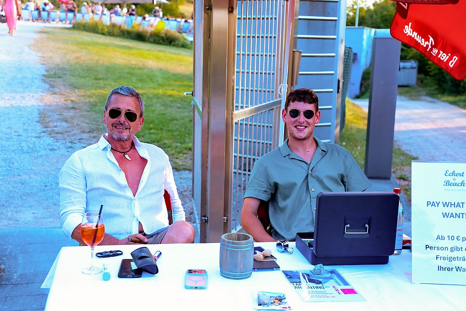 Die Bilder zeigen Impressionen der Tango Nacht am Eckert Beach mit Tanzpaaren, Schnupperkurs, Live-DJ, sommerlicher Atmosphäre und zahlreichen Gästen, die den Abschluss der Summer-Vibes-Reihe gemeinsam genießen.