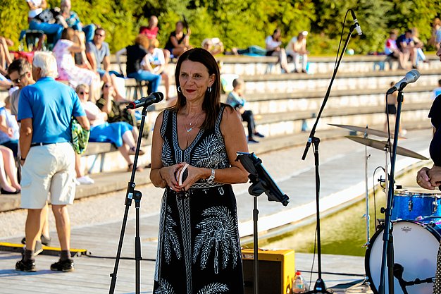 Impressionen vom zweiten Eckert Beach Event am Campus Regenstauf: Die Band Primetime Deluxe sorgt bei sommerlicher Atmosphäre für Livemusik, gute Stimmung und einen gemeinsamen Abend mit zahlreichen Gästen zugunsten von Mütter in Not e.V.