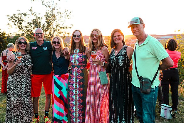 Gäste genießen gemeinsam die ausgelassene Atmosphäre bei der 80er-Jahre-Party am Eckert Beach.