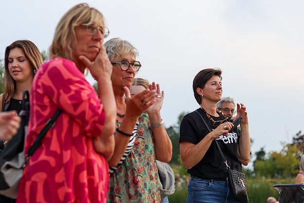 Die Bilder zeigen Eindrücke der Rock-Nacht am Eckert Beach. Zu sehen sind die Live-Auftritte der Bands Rusty Road Runners und ACBarbingCity´25, zahlreiche Besucherinnen und Besucher vor der Bühne sowie die sommerliche Atmosphäre am Strand. In beiden Bands stehen auch Dozenten der Eckert Schulen auf der Bühne. Die Aufnahmen zeigen Musiker, Publikum und die stimmungsvolle Beleuchtung während des Open-Air-Konzerts.