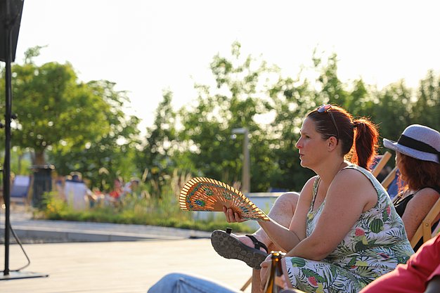 Die Diashow zeigt Eindrücke vom Salsa-Abend am Eckert Beach. Zu sehen sind tanzende Paare, Besucherinnen und Besucher im Publikum sowie die stimmungsvolle Atmosphäre der Veranstaltung am Abend.