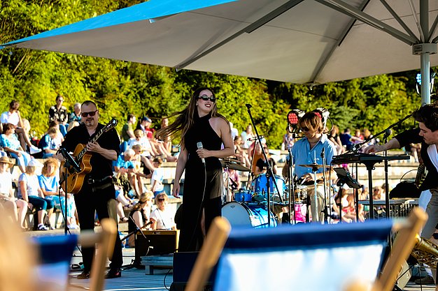 Impressionen vom zweiten Eckert Beach Event am Campus Regenstauf: Die Band Primetime Deluxe sorgt bei sommerlicher Atmosphäre für Livemusik, gute Stimmung und einen gemeinsamen Abend mit zahlreichen Gästen zugunsten von Mütter in Not e.V.