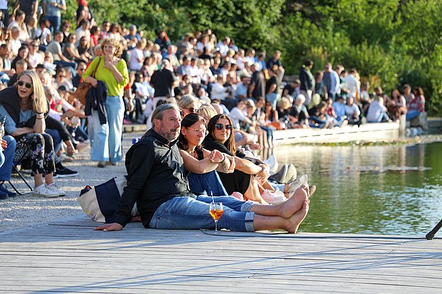 Die Bilder zeigen Impressionen der Notte Italiana am Eckert Beach mit Live-Musik von I CANTAUTORI, zahlreichen Gästen, sommerlicher Atmosphäre, italienischen Spezialitäten sowie entspannten und ausgelassenen Momenten am Wasser.
