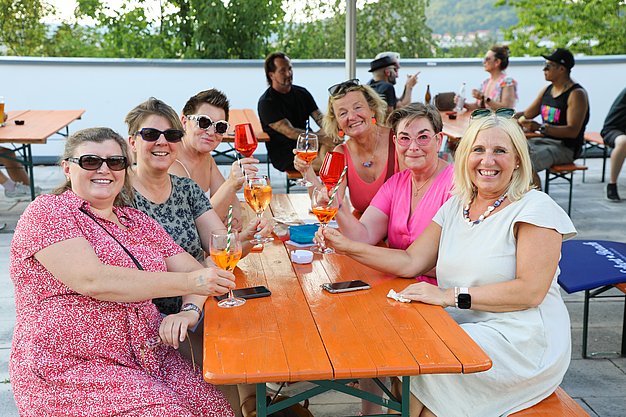 Die Diashow zeigt Eindrücke vom Salsa-Abend am Eckert Beach. Zu sehen sind tanzende Paare, Besucherinnen und Besucher im Publikum sowie die stimmungsvolle Atmosphäre der Veranstaltung am Abend.