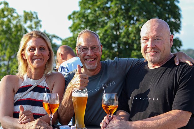 Die Bilder zeigen Eindrücke der Rock-Nacht am Eckert Beach. Zu sehen sind die Live-Auftritte der Bands Rusty Road Runners und ACBarbingCity´25, zahlreiche Besucherinnen und Besucher vor der Bühne sowie die sommerliche Atmosphäre am Strand. In beiden Bands stehen auch Dozenten der Eckert Schulen auf der Bühne. Die Aufnahmen zeigen Musiker, Publikum und die stimmungsvolle Beleuchtung während des Open-Air-Konzerts.