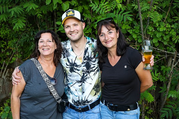 Die Bilder zeigen Eindrücke der Rock-Nacht am Eckert Beach. Zu sehen sind die Live-Auftritte der Bands Rusty Road Runners und ACBarbingCity´25, zahlreiche Besucherinnen und Besucher vor der Bühne sowie die sommerliche Atmosphäre am Strand. In beiden Bands stehen auch Dozenten der Eckert Schulen auf der Bühne. Die Aufnahmen zeigen Musiker, Publikum und die stimmungsvolle Beleuchtung während des Open-Air-Konzerts.