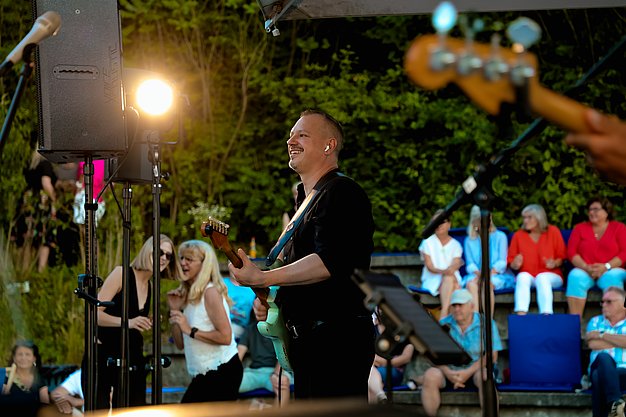 Impressionen vom zweiten Eckert Beach Event am Campus Regenstauf: Die Band Primetime Deluxe sorgt bei sommerlicher Atmosphäre für Livemusik, gute Stimmung und einen gemeinsamen Abend mit zahlreichen Gästen zugunsten von Mütter in Not e.V.