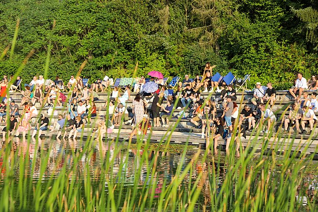 Die Bilder zeigen Eindrücke der Rock-Nacht am Eckert Beach. Zu sehen sind die Live-Auftritte der Bands Rusty Road Runners und ACBarbingCity´25, zahlreiche Besucherinnen und Besucher vor der Bühne sowie die sommerliche Atmosphäre am Strand. In beiden Bands stehen auch Dozenten der Eckert Schulen auf der Bühne. Die Aufnahmen zeigen Musiker, Publikum und die stimmungsvolle Beleuchtung während des Open-Air-Konzerts.