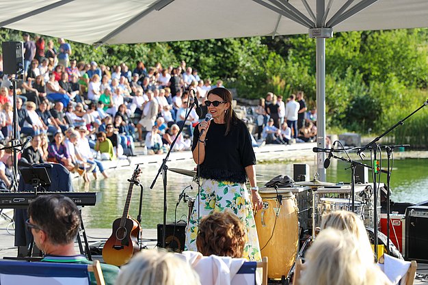 Die Bilder zeigen Impressionen der Notte Italiana am Eckert Beach mit Live-Musik von I CANTAUTORI, zahlreichen Gästen, sommerlicher Atmosphäre, italienischen Spezialitäten sowie entspannten und ausgelassenen Momenten am Wasser.