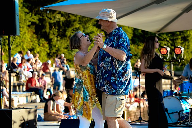 Impressionen vom zweiten Eckert Beach Event am Campus Regenstauf: Die Band Primetime Deluxe sorgt bei sommerlicher Atmosphäre für Livemusik, gute Stimmung und einen gemeinsamen Abend mit zahlreichen Gästen zugunsten von Mütter in Not e.V.