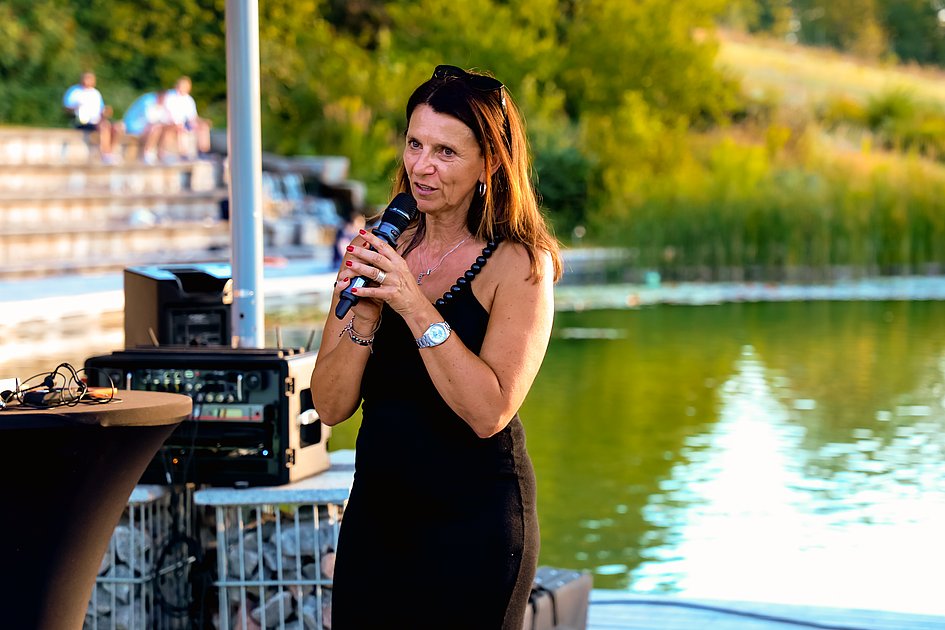 Die Bilder zeigen Impressionen der Tango Nacht am Eckert Beach mit Tanzpaaren, Schnupperkurs, Live-DJ, sommerlicher Atmosphäre und zahlreichen Gästen, die den Abschluss der Summer-Vibes-Reihe gemeinsam genießen.