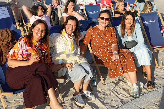 Die Bilder zeigen Impressionen der Notte Italiana am Eckert Beach mit Live-Musik von I CANTAUTORI, zahlreichen Gästen, sommerlicher Atmosphäre, italienischen Spezialitäten sowie entspannten und ausgelassenen Momenten am Wasser.