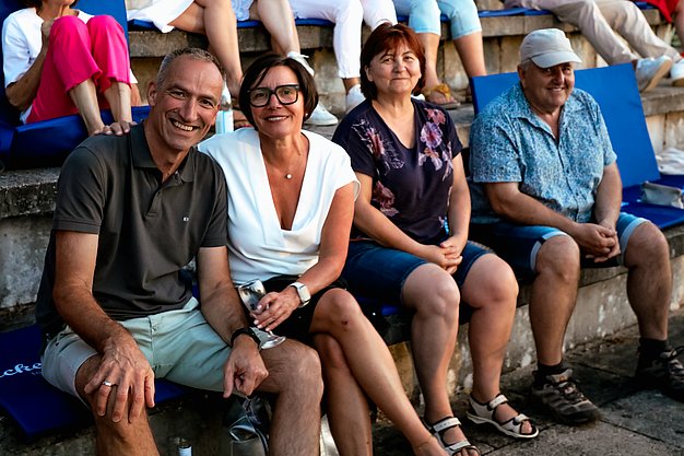 Impressionen vom zweiten Eckert Beach Event am Campus Regenstauf: Die Band Primetime Deluxe sorgt bei sommerlicher Atmosphäre für Livemusik, gute Stimmung und einen gemeinsamen Abend mit zahlreichen Gästen zugunsten von Mütter in Not e.V.