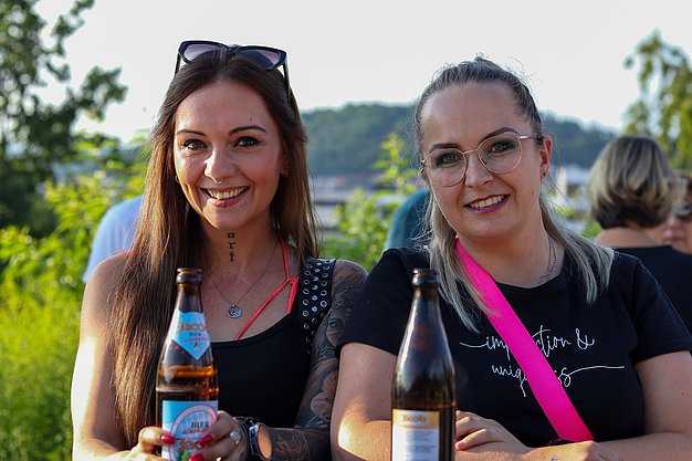 Die Bilder zeigen Eindrücke der Rock-Nacht am Eckert Beach. Zu sehen sind die Live-Auftritte der Bands Rusty Road Runners und ACBarbingCity´25, zahlreiche Besucherinnen und Besucher vor der Bühne sowie die sommerliche Atmosphäre am Strand. In beiden Bands stehen auch Dozenten der Eckert Schulen auf der Bühne. Die Aufnahmen zeigen Musiker, Publikum und die stimmungsvolle Beleuchtung während des Open-Air-Konzerts.