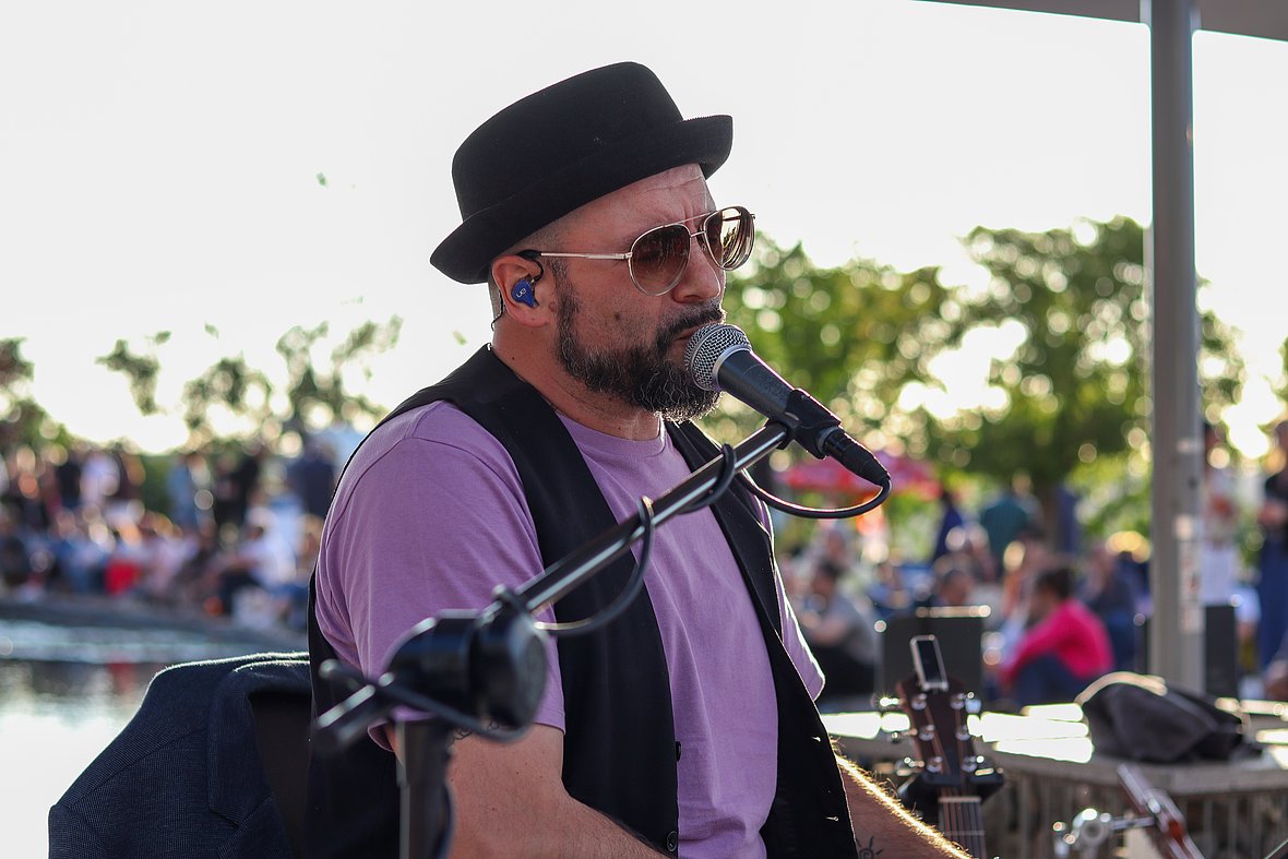 Die Bilder zeigen Impressionen der Notte Italiana am Eckert Beach mit Live-Musik von I CANTAUTORI, zahlreichen Gästen, sommerlicher Atmosphäre, italienischen Spezialitäten sowie entspannten und ausgelassenen Momenten am Wasser.