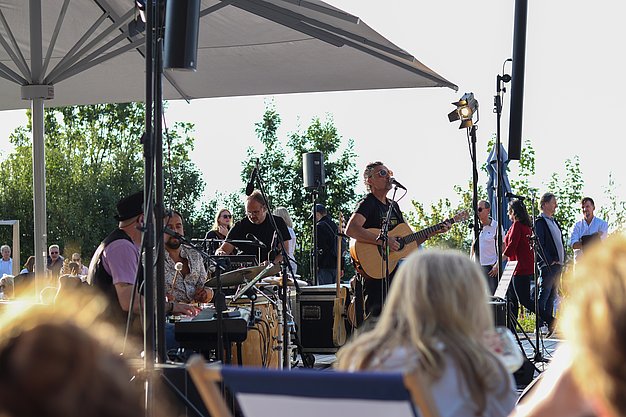 Die Bilder zeigen Impressionen der Notte Italiana am Eckert Beach mit Live-Musik von I CANTAUTORI, zahlreichen Gästen, sommerlicher Atmosphäre, italienischen Spezialitäten sowie entspannten und ausgelassenen Momenten am Wasser.