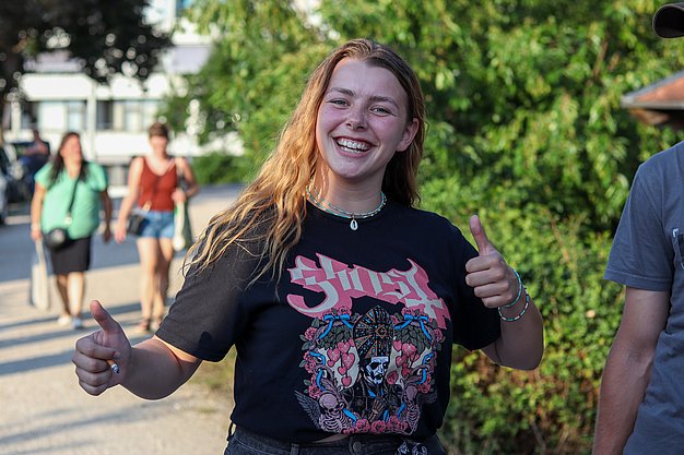 Die Bilder zeigen Eindrücke der Rock-Nacht am Eckert Beach. Zu sehen sind die Live-Auftritte der Bands Rusty Road Runners und ACBarbingCity´25, zahlreiche Besucherinnen und Besucher vor der Bühne sowie die sommerliche Atmosphäre am Strand. In beiden Bands stehen auch Dozenten der Eckert Schulen auf der Bühne. Die Aufnahmen zeigen Musiker, Publikum und die stimmungsvolle Beleuchtung während des Open-Air-Konzerts.