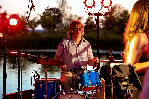 Impressionen vom zweiten Eckert Beach Event am Campus Regenstauf: Die Band Primetime Deluxe sorgt bei sommerlicher Atmosphäre für Livemusik, gute Stimmung und einen gemeinsamen Abend mit zahlreichen Gästen zugunsten von Mütter in Not e.V.
