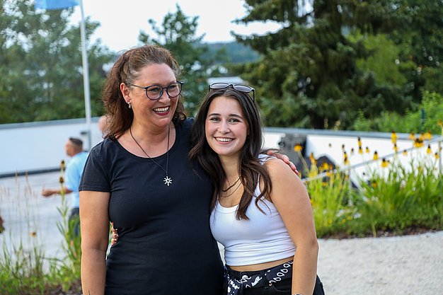 Die Bilder zeigen Eindrücke der Rock-Nacht am Eckert Beach. Zu sehen sind die Live-Auftritte der Bands Rusty Road Runners und ACBarbingCity´25, zahlreiche Besucherinnen und Besucher vor der Bühne sowie die sommerliche Atmosphäre am Strand. In beiden Bands stehen auch Dozenten der Eckert Schulen auf der Bühne. Die Aufnahmen zeigen Musiker, Publikum und die stimmungsvolle Beleuchtung während des Open-Air-Konzerts.