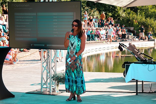 Gäste genießen gemeinsam die ausgelassene Atmosphäre bei der 80er-Jahre-Party am Eckert Beach.