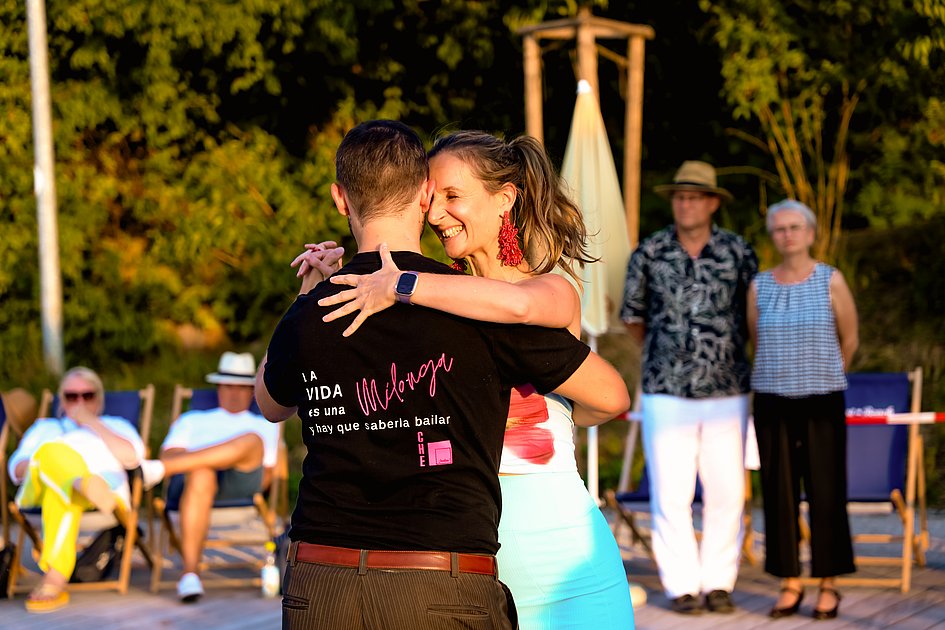 Die Bilder zeigen Impressionen der Tango Nacht am Eckert Beach mit Tanzpaaren, Schnupperkurs, Live-DJ, sommerlicher Atmosphäre und zahlreichen Gästen, die den Abschluss der Summer-Vibes-Reihe gemeinsam genießen.