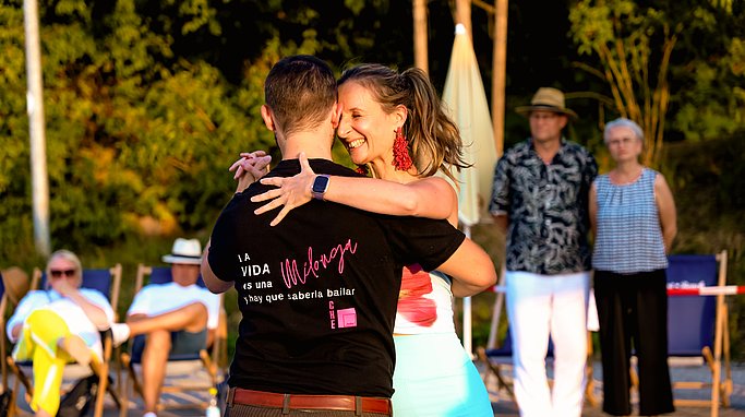 Die Bilder zeigen Impressionen der Tango Nacht am Eckert Beach mit Tanzpaaren, Schnupperkurs, Live-DJ, sommerlicher Atmosphäre und zahlreichen Gästen, die den Abschluss der Summer-Vibes-Reihe gemeinsam genießen.