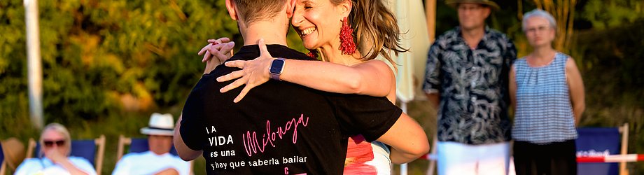 Die Bilder zeigen Impressionen der Tango Nacht am Eckert Beach mit Tanzpaaren, Schnupperkurs, Live-DJ, sommerlicher Atmosphäre und zahlreichen Gästen, die den Abschluss der Summer-Vibes-Reihe gemeinsam genießen.