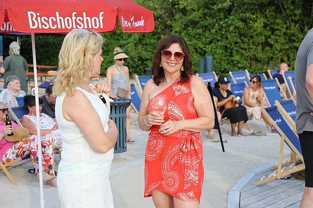 Die Diashow zeigt Eindrücke vom Salsa-Abend am Eckert Beach. Zu sehen sind tanzende Paare, Besucherinnen und Besucher im Publikum sowie die stimmungsvolle Atmosphäre der Veranstaltung am Abend.
