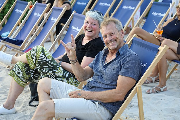 Die Diashow zeigt Eindrücke vom Salsa-Abend am Eckert Beach. Zu sehen sind tanzende Paare, Besucherinnen und Besucher im Publikum sowie die stimmungsvolle Atmosphäre der Veranstaltung am Abend.
