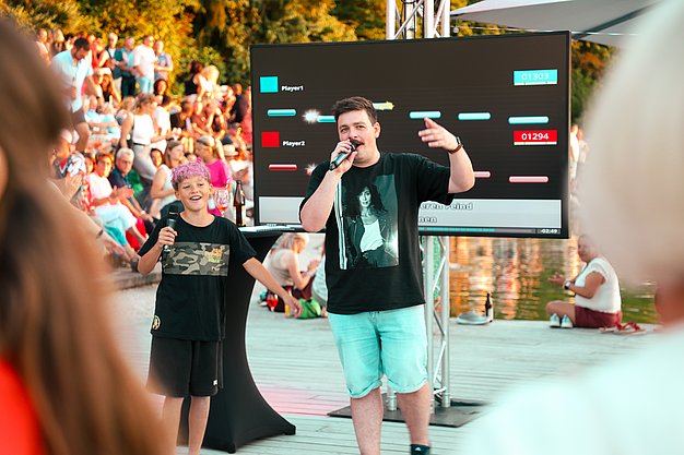 Gäste genießen gemeinsam die ausgelassene Atmosphäre bei der 80er-Jahre-Party am Eckert Beach.