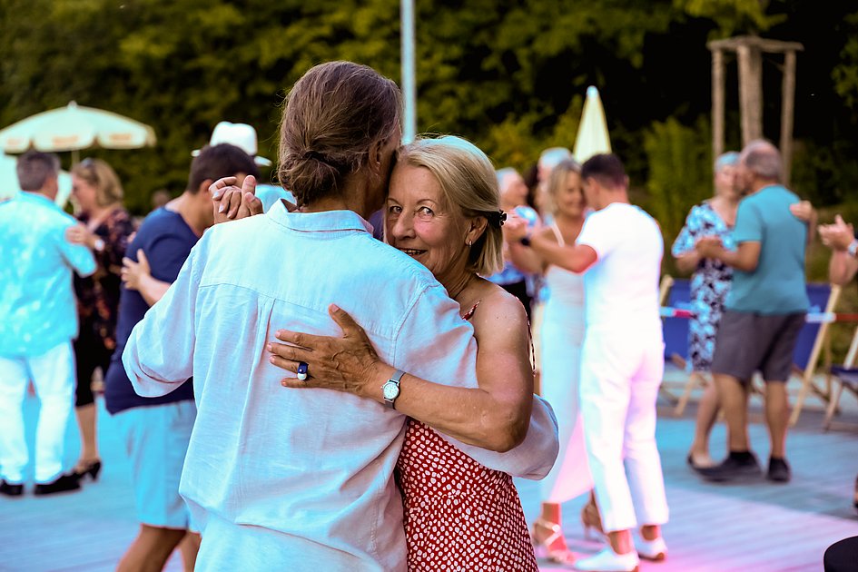 Die Bilder zeigen Impressionen der Tango Nacht am Eckert Beach mit Tanzpaaren, Schnupperkurs, Live-DJ, sommerlicher Atmosphäre und zahlreichen Gästen, die den Abschluss der Summer-Vibes-Reihe gemeinsam genießen.