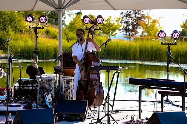 Impressionen vom zweiten Eckert Beach Event am Campus Regenstauf: Die Band Primetime Deluxe sorgt bei sommerlicher Atmosphäre für Livemusik, gute Stimmung und einen gemeinsamen Abend mit zahlreichen Gästen zugunsten von Mütter in Not e.V.