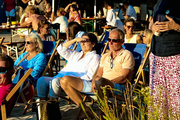 Impressionen vom zweiten Eckert Beach Event am Campus Regenstauf: Die Band Primetime Deluxe sorgt bei sommerlicher Atmosphäre für Livemusik, gute Stimmung und einen gemeinsamen Abend mit zahlreichen Gästen zugunsten von Mütter in Not e.V.
