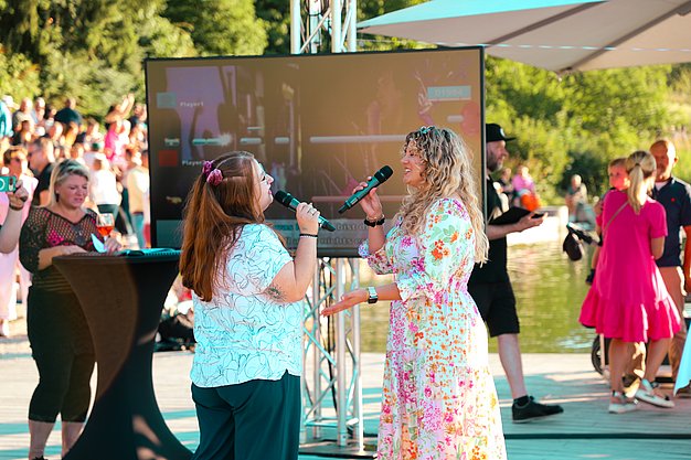 Gäste genießen gemeinsam die ausgelassene Atmosphäre bei der 80er-Jahre-Party am Eckert Beach.