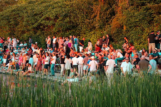 Gäste genießen gemeinsam die ausgelassene Atmosphäre bei der 80er-Jahre-Party am Eckert Beach.