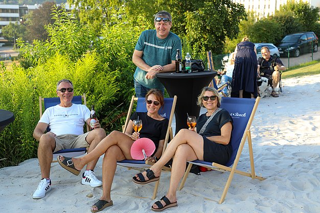 Die Bilder zeigen Eindrücke der Rock-Nacht am Eckert Beach. Zu sehen sind die Live-Auftritte der Bands Rusty Road Runners und ACBarbingCity´25, zahlreiche Besucherinnen und Besucher vor der Bühne sowie die sommerliche Atmosphäre am Strand. In beiden Bands stehen auch Dozenten der Eckert Schulen auf der Bühne. Die Aufnahmen zeigen Musiker, Publikum und die stimmungsvolle Beleuchtung während des Open-Air-Konzerts.