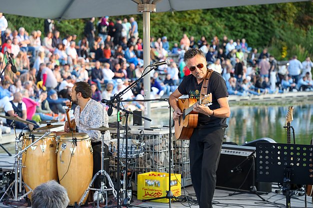 Die Bilder zeigen Impressionen der Notte Italiana am Eckert Beach mit Live-Musik von I CANTAUTORI, zahlreichen Gästen, sommerlicher Atmosphäre, italienischen Spezialitäten sowie entspannten und ausgelassenen Momenten am Wasser.