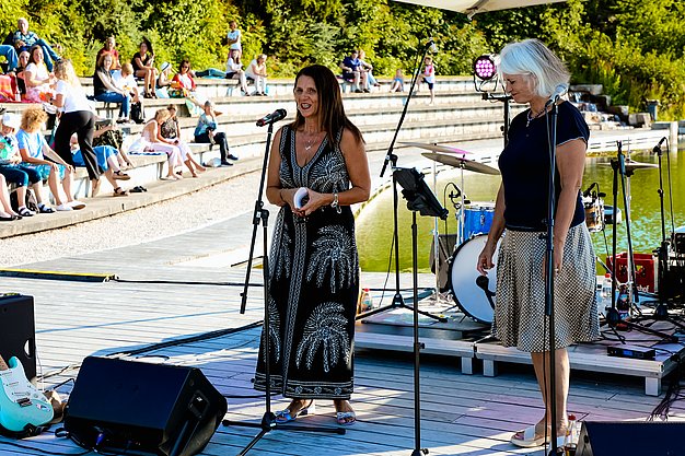 Impressionen vom zweiten Eckert Beach Event am Campus Regenstauf: Die Band Primetime Deluxe sorgt bei sommerlicher Atmosphäre für Livemusik, gute Stimmung und einen gemeinsamen Abend mit zahlreichen Gästen zugunsten von Mütter in Not e.V.