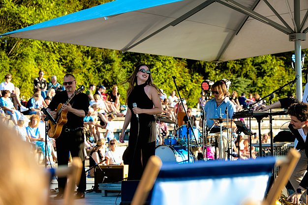 Impressionen vom zweiten Eckert Beach Event am Campus Regenstauf: Die Band Primetime Deluxe sorgt bei sommerlicher Atmosphäre für Livemusik, gute Stimmung und einen gemeinsamen Abend mit zahlreichen Gästen zugunsten von Mütter in Not e.V.