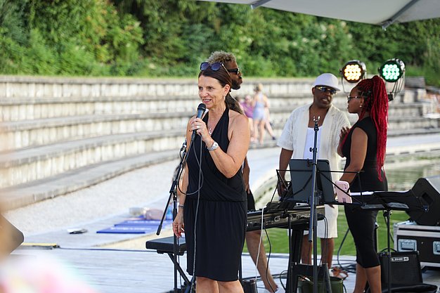 Die Diashow zeigt Eindrücke vom Salsa-Abend am Eckert Beach. Zu sehen sind tanzende Paare, Besucherinnen und Besucher im Publikum sowie die stimmungsvolle Atmosphäre der Veranstaltung am Abend.