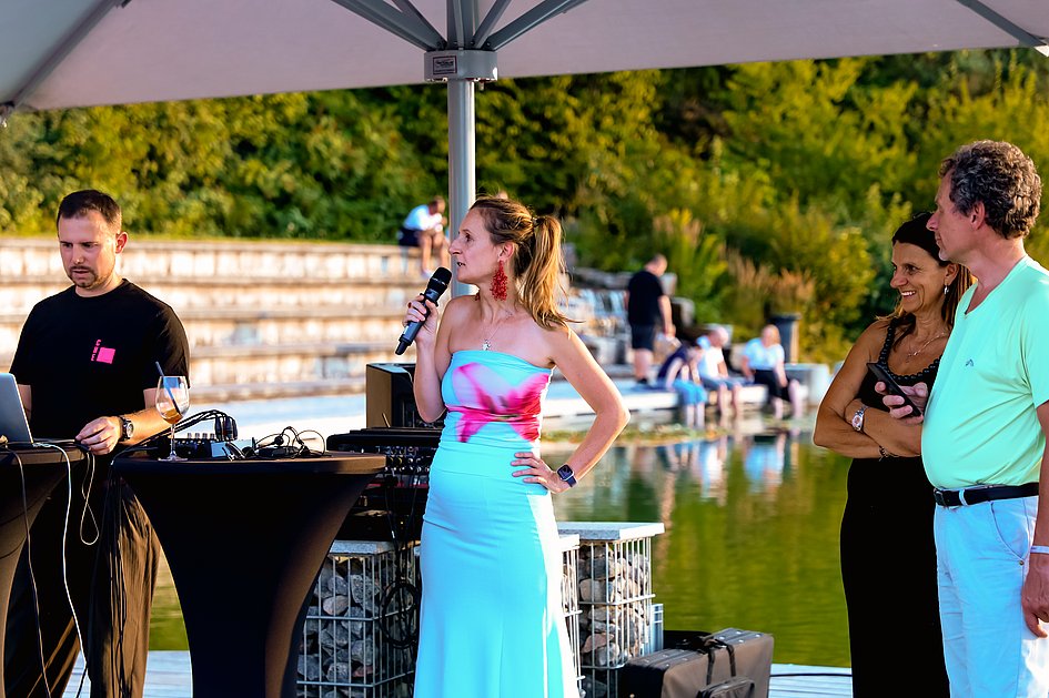 Die Bilder zeigen Impressionen der Tango Nacht am Eckert Beach mit Tanzpaaren, Schnupperkurs, Live-DJ, sommerlicher Atmosphäre und zahlreichen Gästen, die den Abschluss der Summer-Vibes-Reihe gemeinsam genießen.