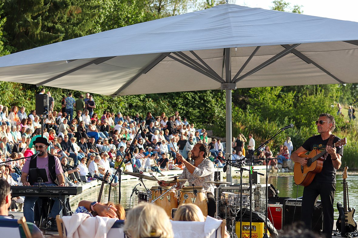 Die Bilder zeigen Impressionen der Notte Italiana am Eckert Beach mit Live-Musik von I CANTAUTORI, zahlreichen Gästen, sommerlicher Atmosphäre, italienischen Spezialitäten sowie entspannten und ausgelassenen Momenten am Wasser.