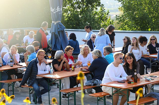 Die Bilder zeigen Impressionen der Notte Italiana am Eckert Beach mit Live-Musik von I CANTAUTORI, zahlreichen Gästen, sommerlicher Atmosphäre, italienischen Spezialitäten sowie entspannten und ausgelassenen Momenten am Wasser.